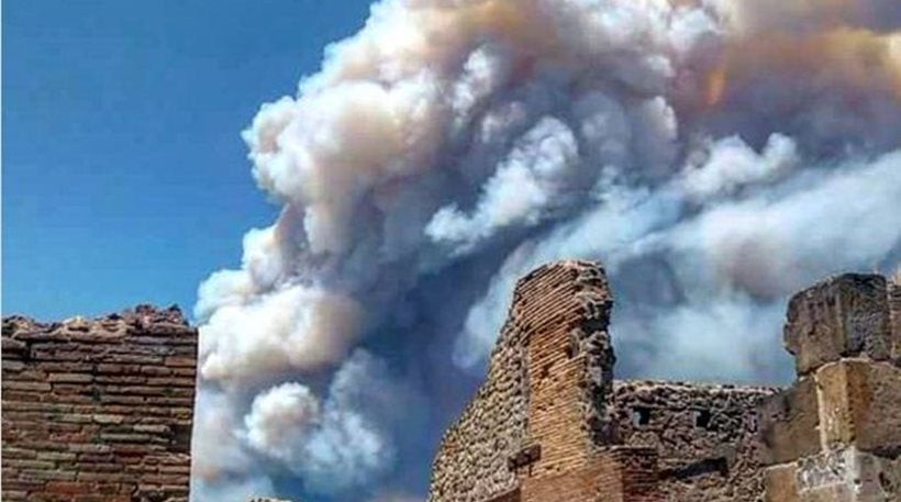 Μαίνονται οι πυρκαγιές στην Ιταλία – Τουρίστες νόμιζαν ότι εξερράγη ο Βεζούβιος (εικόνες, βίντεο)